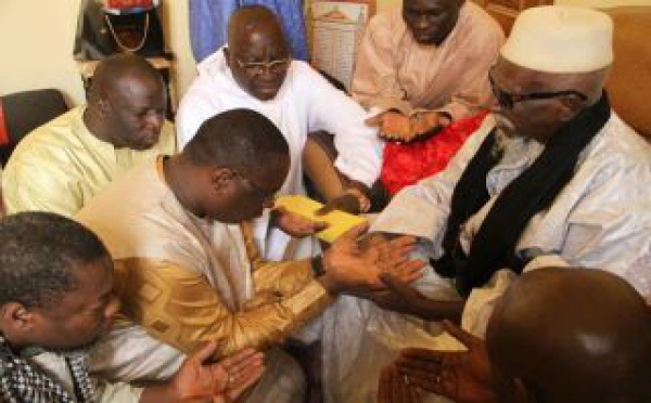 Macky Sall recueillant les prières de Serigne Sidy Makhtar Mbacké