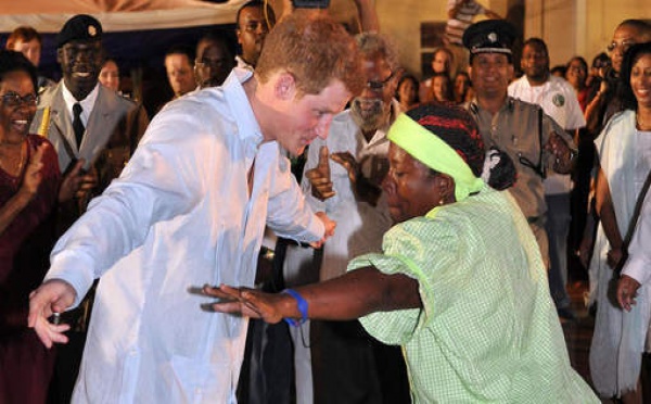 Le Prince Harry s'offre une danse en pleine rue, à Belize