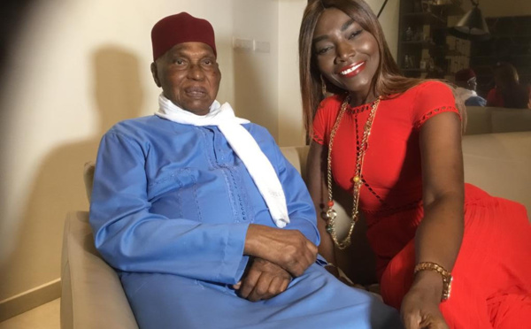 (PHOTOS) - Audience: Le président Abdoulaye Wade reçoit la chanteuse Coumba Gawlo Seck