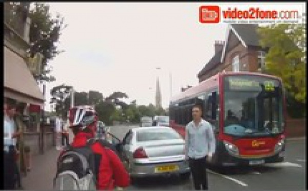 Un chauffeur impatient tabasse un cycliste