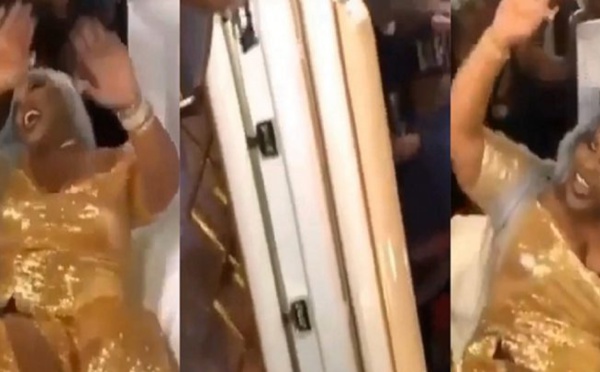 Une mariée arrive à son mariage dans un cercueil (Vidéo)