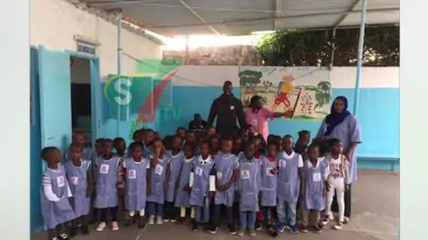 PHOTOS - L'international Famara Diédhiou a fait un tour dans quelques écoles au chevet des mômes à Dakar suit à son triplet d’hier