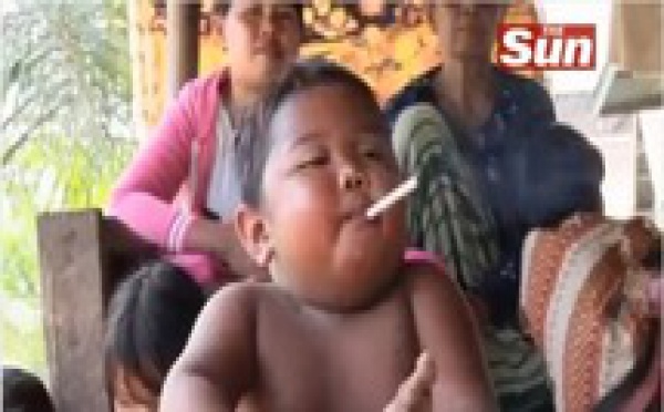 Incroyable! Un bébé de 2 ans accro à la cigarette