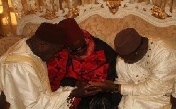 Macky Sall recueillant les prières de Serigne Mansour Sy