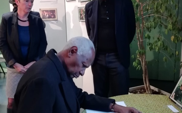 L’ancien Président Abdou Diouf et Mme Elisabeth Diouf à la messe donnée pour Mme Colette Hubert Senghor à Verson par sa famille française