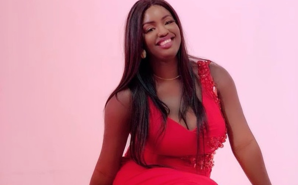 PHOTOS - Fifi de la série "Wiri Wiri" en mode rouge danger, fait sensation sur la toile