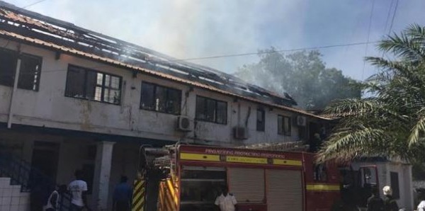 (Photos): Le Ministère de la Pêche gambien ravagé par un violent incendie 