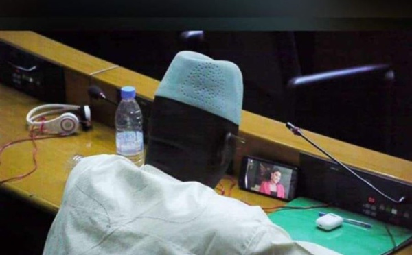 INSOLITE: Un député regarde Pod et Marichou pendant les plénières