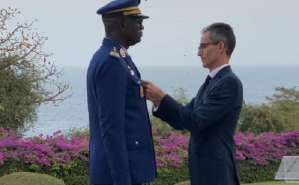 Le Gouverneur du Palais de la République honoré par la France