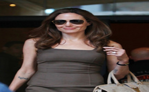 Photos : Angelina Jolie tout sourire la bague au doigt !