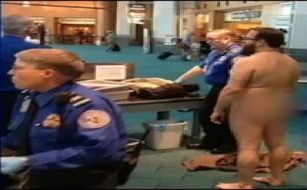 [VIDEO]-Exaspéré par les contrôles de l'aéroport : Il se déshabille