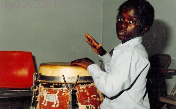 Photo de souvenir du chanteur Akon jouant avec un tumba