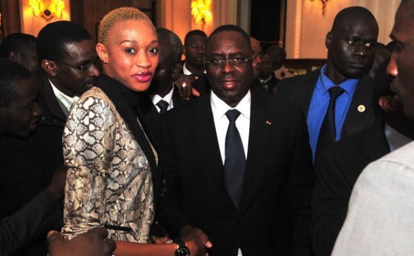 Le mannequin Nogui Dieng en compagnie du président Macky Sall à Paris