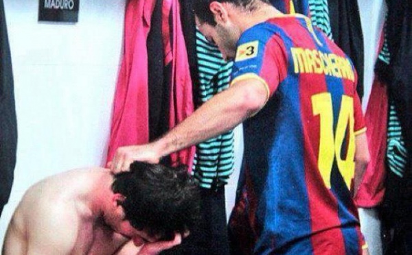 Messi en larmes dans les vestiaire après l'élimination du Barça