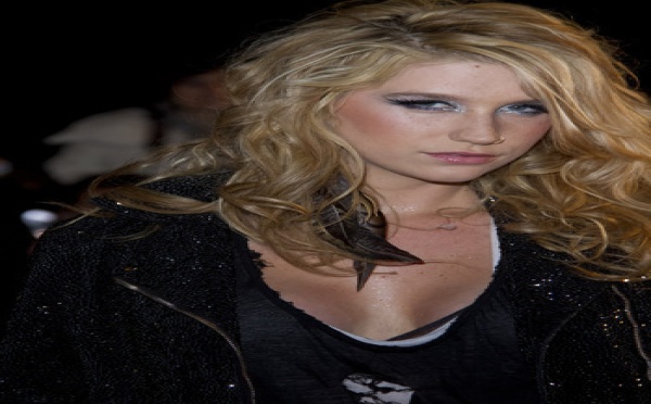 Ke$ha poste une photo d'elle urinant dans la rue
