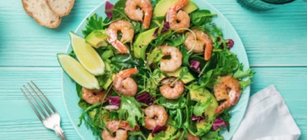 Faites-vous du bien avec cette salade détox aux crevettes