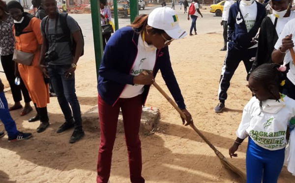 "Cleaning Day": Zahra Iyane THIAM, Ministre de la Microfinance et de l'économie Social Solidaire en pleine séance de nettoyage (PHOTOS)