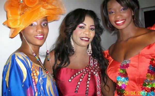 La chanteuse Daba Seye en feeling sagne sé avec les mannequins Yacine Barre et Eva Ndiaye !!!