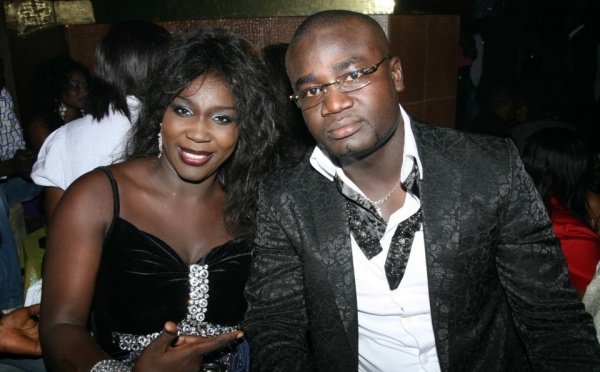 L’artiste Ndiollé pose avec un admirateur !!!