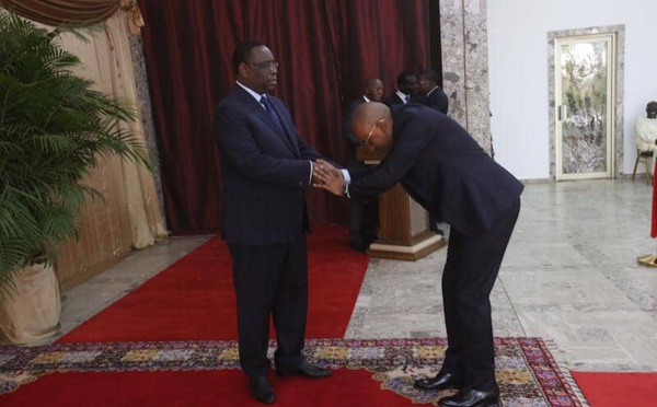 (PHOTOS): La révérence exagérée d'Oumar Sow, Ministre-Conseiller, envers Macky Sall, secoue la toile