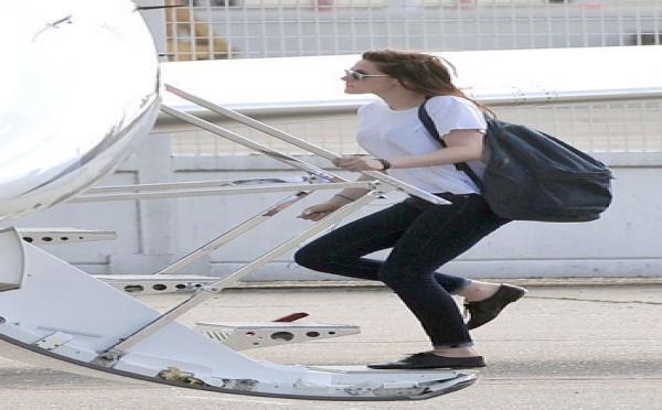 Kristen Stewart priée de quitter le jet privé de Charlize Theron