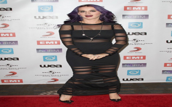 Photos : Katy Perry, opte pour un look gothique sur le tapis rouge