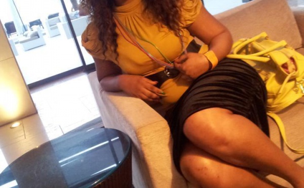 Dieyna Aw la jet setteuse sénégalaise de Paris est présentement au Sénégal, elle a était apercue ce mercredi aux almadies accompagnée d’un célèbre rappeur de la place !!!