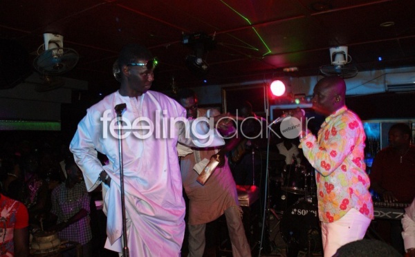 Le jet setteur Lahat Nokia offre beaucoup d’argent au chanteur Pape Diouf lors de ses soirées!!!