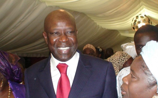 Serigne Mansour Sy Djamil en mode costume cravate