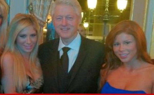 Photo : Bill Clinton entouré de stars du porno