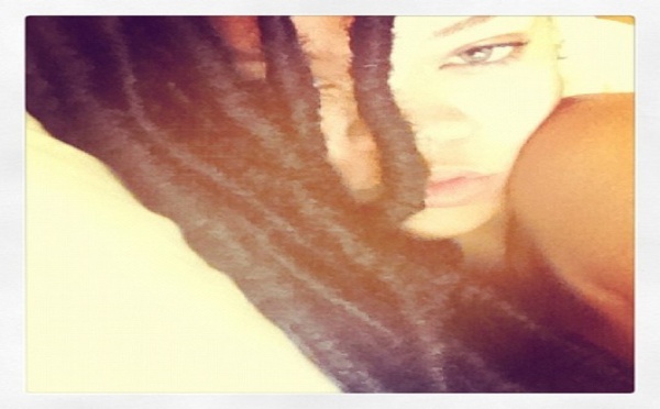 Photo : Rihanna se met aux dreadlocks