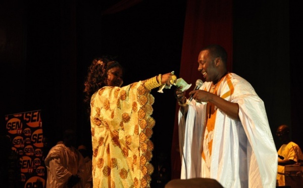 Fatou Guéwel offre de l’argent à Mbaye Dieye Faye