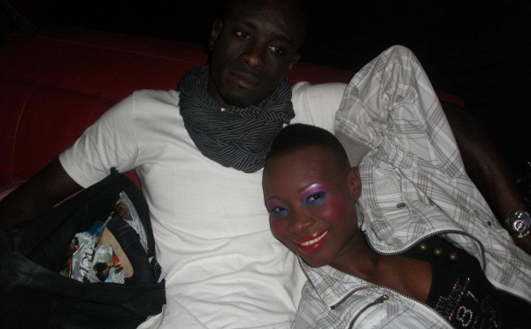 Le mannequin Fleur Mbaye se détend sur son copain qui joue au gentil homme