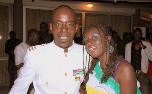 Dj Boub's en Général pose avec une fan