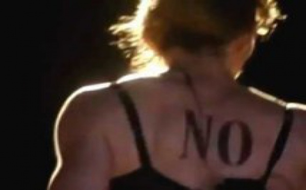 Après son sein, Madonna dévoile ses fesses (video)