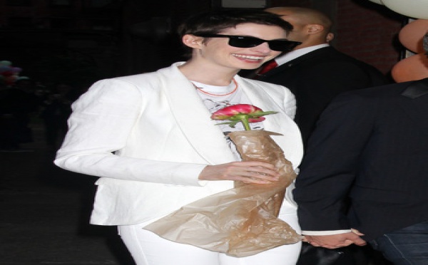 Anne Hathaway adore son nouveau look !