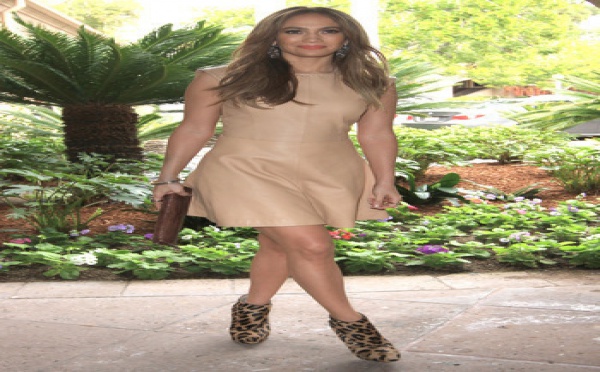 Jennifer Lopez visite un hôpital pour enfants au Panama