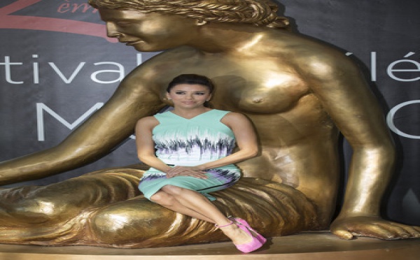 Eva Longoria somptueuse en pastel