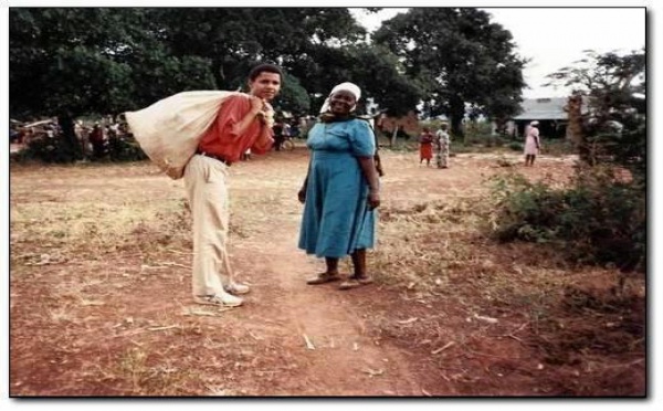 Le jeune Barack Obama en vacance au Kenya avec sa grand-mère