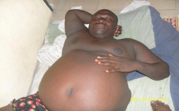 Voici l’homme qui a le plus gros ventre, il fait une bonne sieste après le repas !!!