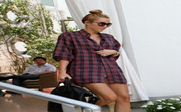 Miley Cyrus habille le haut... mais pas le bas