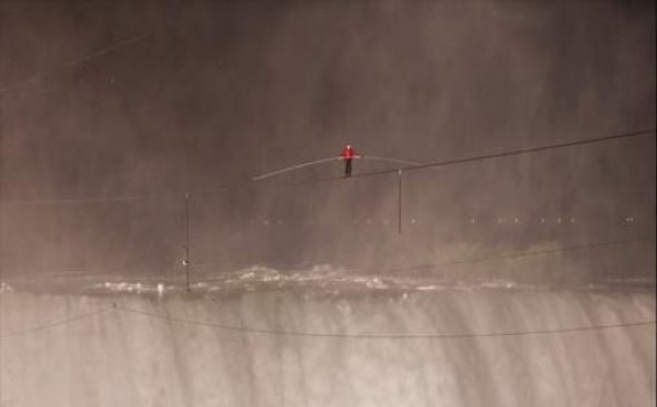 Il réussit la traversée des chutes du Niagara sur un fil