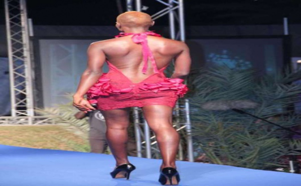 Fleur Mbaye en mode dos nu