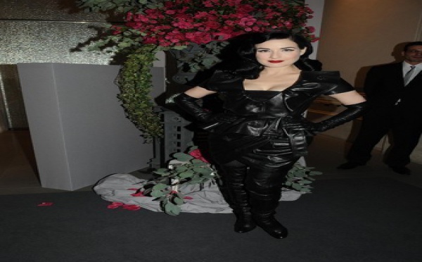 Dita Von Teese, radieuse dans la décapotable de Mika
