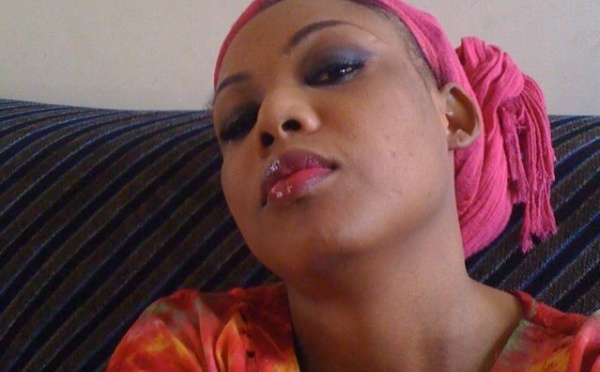 Amina Poté en mode décontractée chez elle