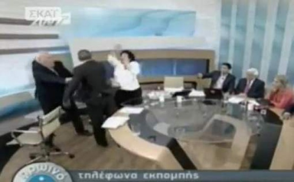Un député grec violente une consoeur en direct