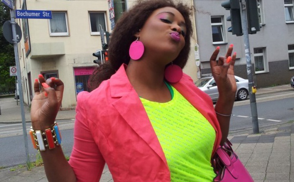 La top model Awa Fall toute happy dans les rues de Berlin