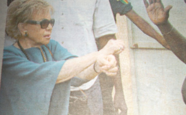 Madame Viviane wade demande au policier de lui passer les menottes