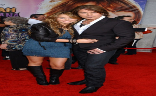 Miley Cyrus tweete une photo d'elle embrassant son père