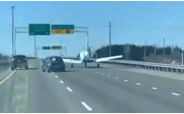 Vidéo: Un avion atterrit sur une autoroute pile entre les voitures